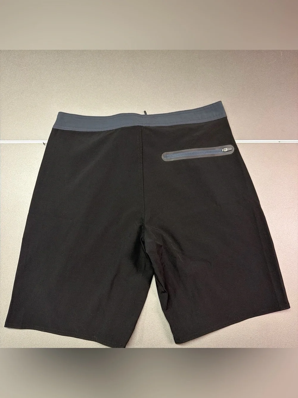 No Boundaries Mens Knee Length 9 Inch Inseam Board Shorts Size 30 NWT